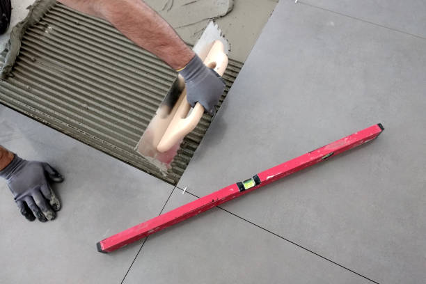 majstor postavlja pločice na pod